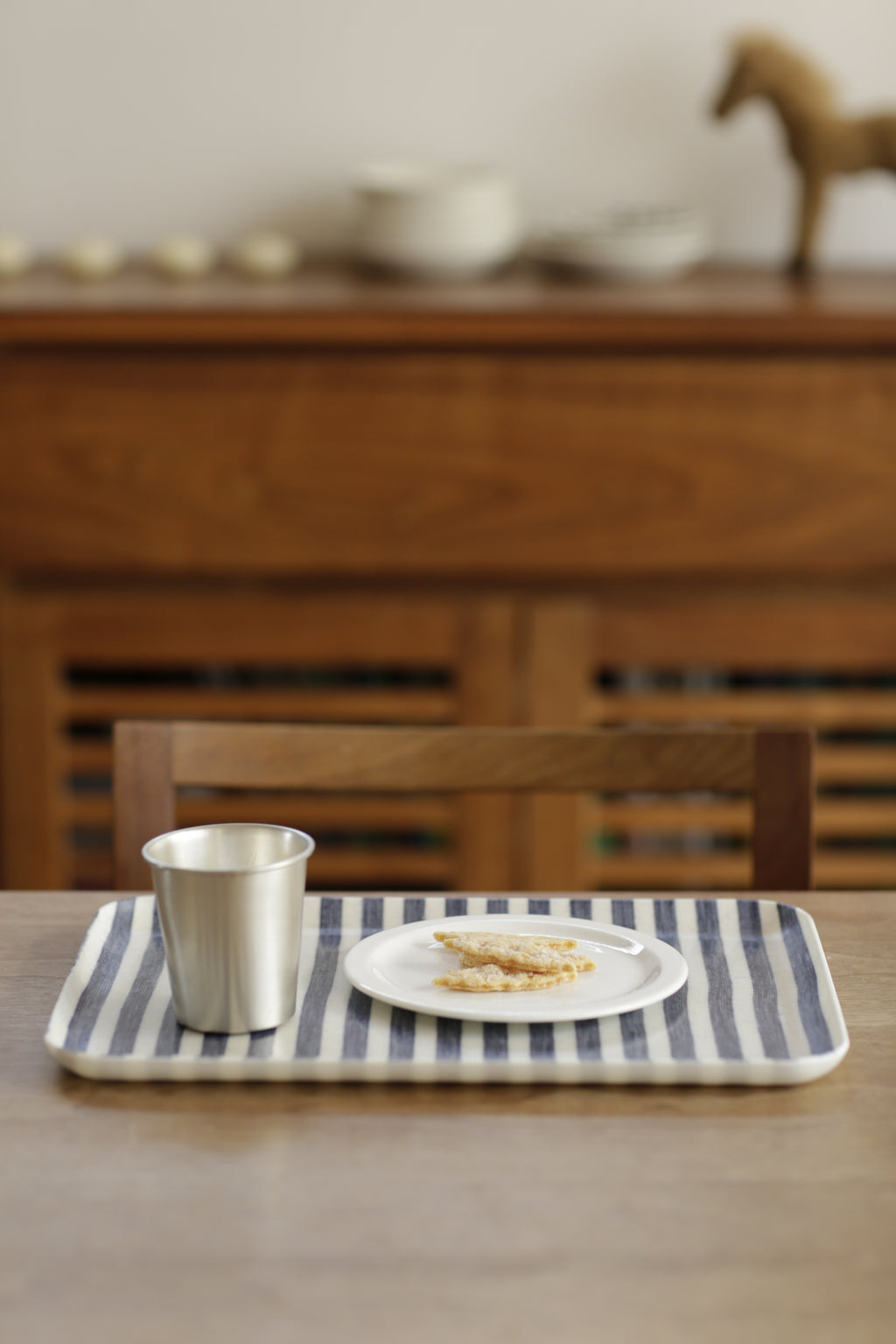 Linen tray medium: White Blue Stripe ถาดอเนกประสงค์ผ้าลินินเคลือบเรซิน ลายทางฟ้า–ขาว เหมาะสำหรับเสิร์ฟอาหาร วางของ หรือจัดตกแต่ง จาก Fog Linen Work โดย Old Pine Trees