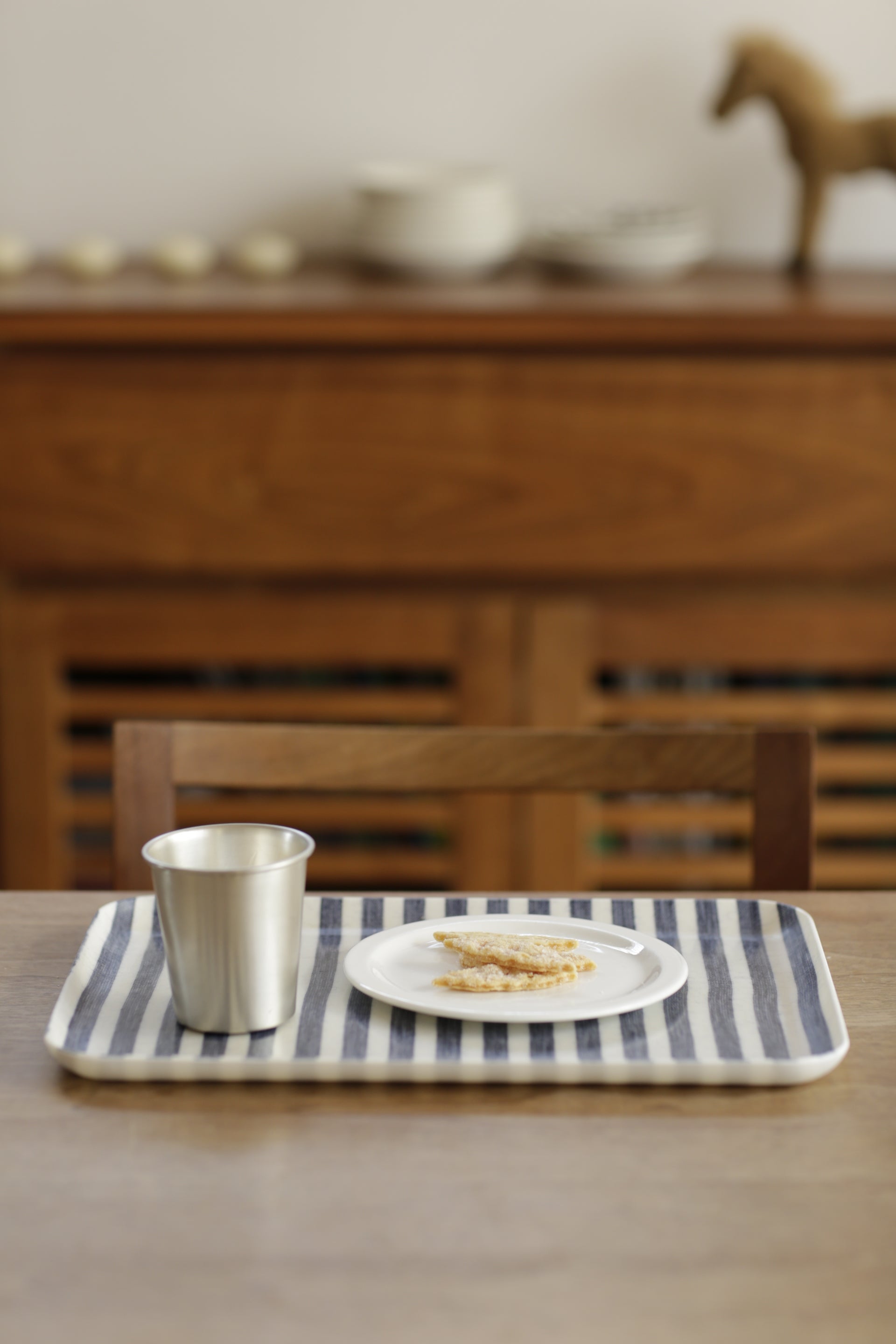 Linen tray medium: White Blue Stripe ถาดอเนกประสงค์ผ้าลินินเคลือบเรซิน ลายทางฟ้า–ขาว เหมาะสำหรับเสิร์ฟอาหาร วางของ หรือจัดตกแต่ง จาก Fog Linen Work โดย Old Pine Trees