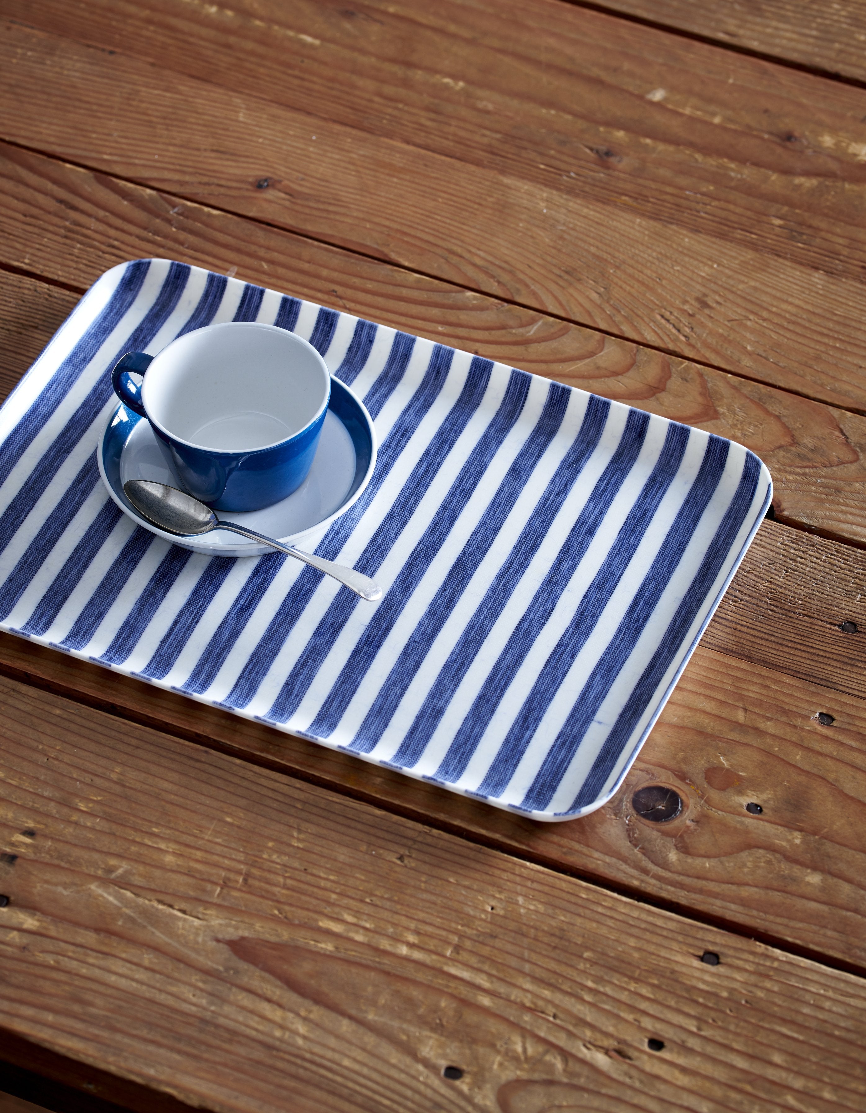 Linen tray medium: White Blue Stripe ถาดอเนกประสงค์ผ้าลินินเคลือบเรซิน ลายทางฟ้า–ขาว เหมาะสำหรับเสิร์ฟอาหาร วางของ หรือจัดตกแต่ง จาก Fog Linen Work โดย Old Pine Trees