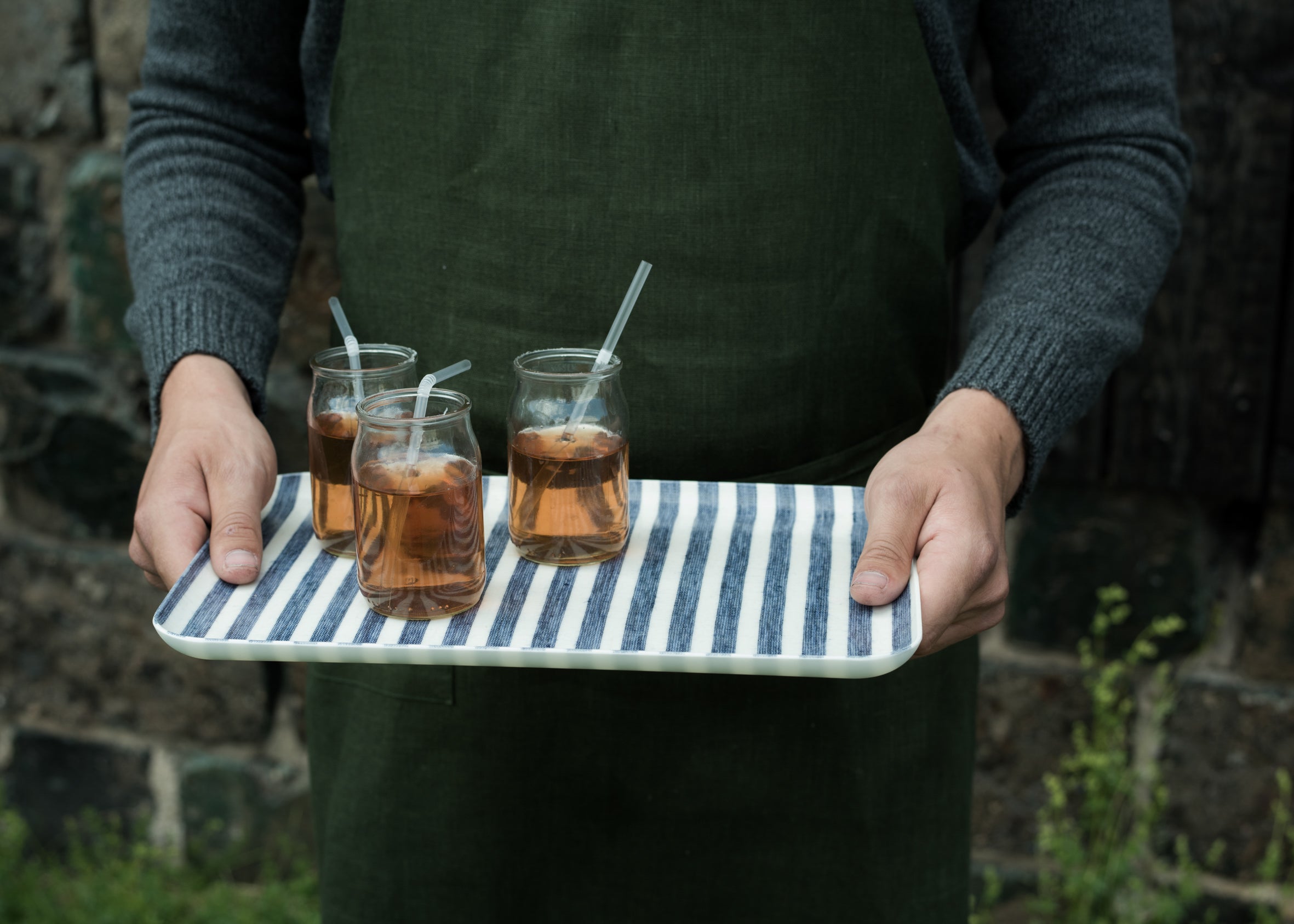 Linen tray medium: White Blue Stripe ถาดอเนกประสงค์ผ้าลินินเคลือบเรซิน ลายทางฟ้า–ขาว เหมาะสำหรับเสิร์ฟอาหาร วางของ หรือจัดตกแต่ง จาก Fog Linen Work โดย Old Pine Trees